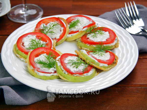 Кабачки в кляре с помидорами и чесноком, рецепт с фото