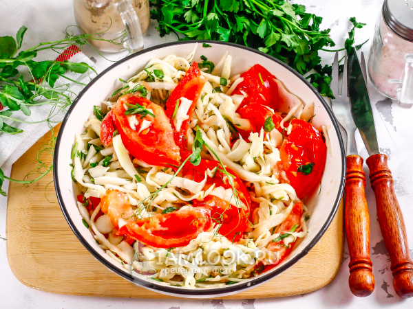 Капустный салат с помидорами и микрозеленью гороха, рецепт с фото