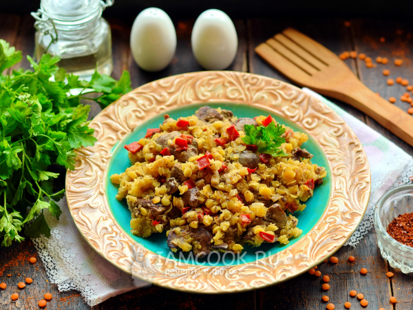 Чечевица с куриной печенью в сковороде, рецепт с фото