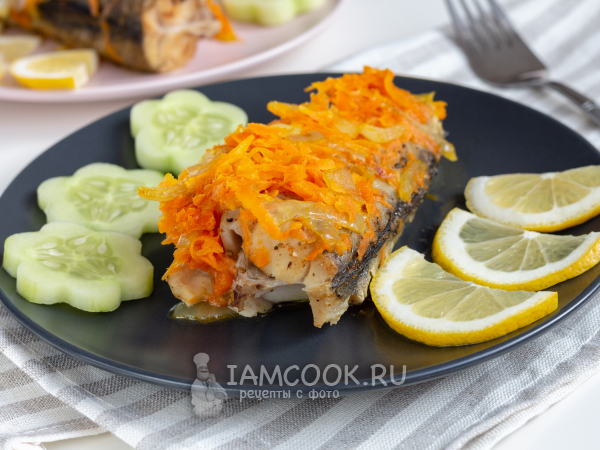 Минтай с луком и морковью в духовке в фольге, рецепт с фото