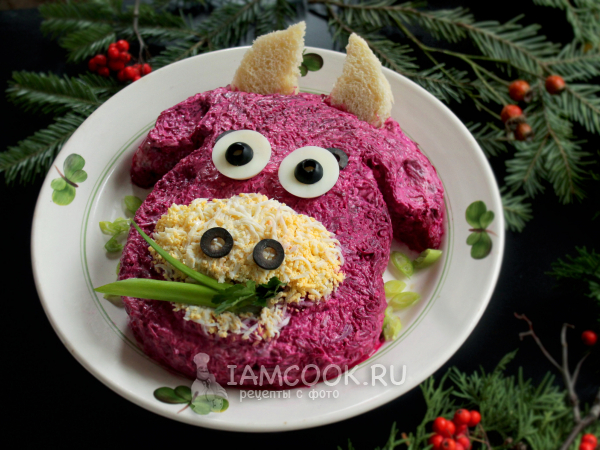 Салат «Селедка под шубой» на Новый год Быка, рецепт с фото