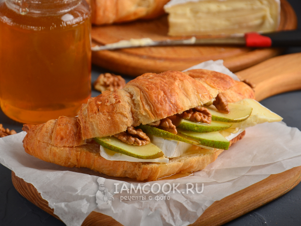Бутерброды из круассанов с сыром бри, грушей и медом, рецепт с фото