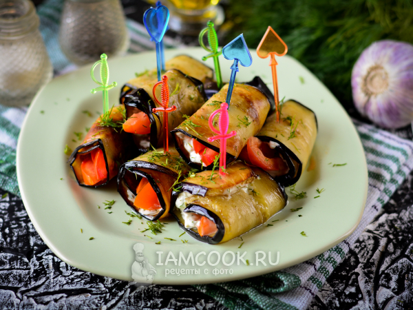 Рулетики из баклажанов с чесноком и помидорами, рецепт с фото