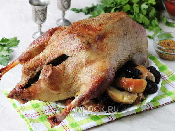 Гусь с черносливом и яблоками в духовке, рецепт с фото