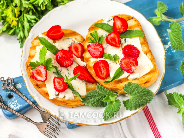 Тосты с сыром Дор Блю и клубникой на электрогриле, рецепт с фото