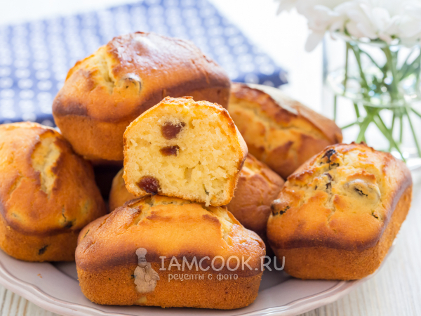 Кексы на кефире с изюмом в формочках, рецепт с фото