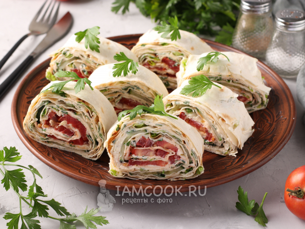 Рулет из лаваша с помидорами и огурцами, рецепт с фото