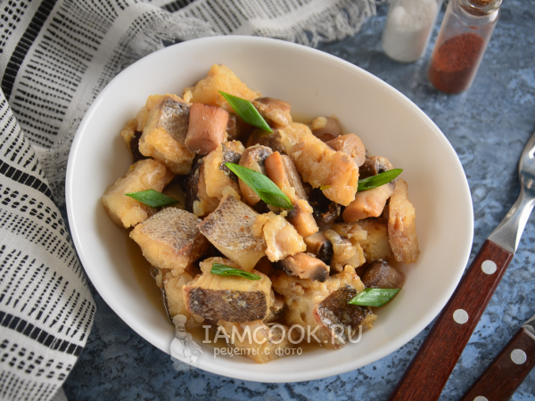 Тушеный минтай с грибами в мультиварке, рецепт с фото