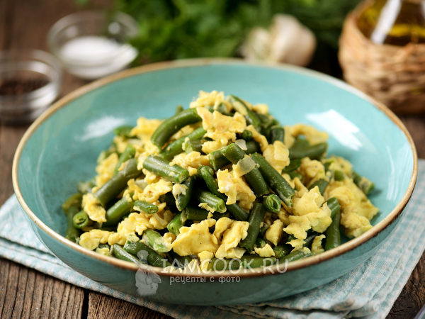 Жареная стручковая фасоль с яйцом, рецепт с фото
