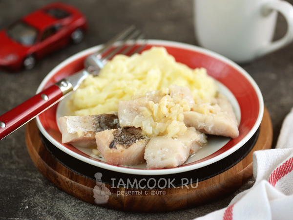 Рыба припущенная (с овощами), рецепт с фото