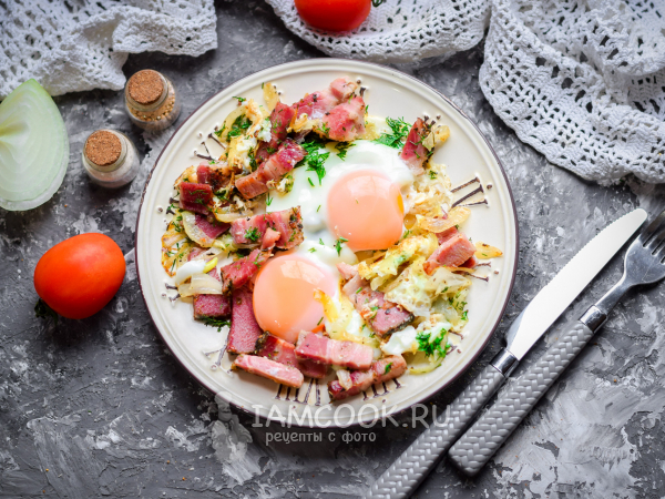 Яичница с мясом и луком, рецепт с фото