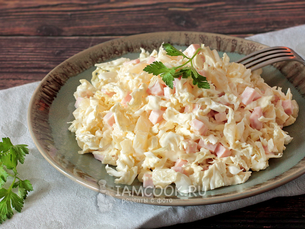Быстрый салат из пекинской капусты, копченого мяса и ананаса, рецепт с фото