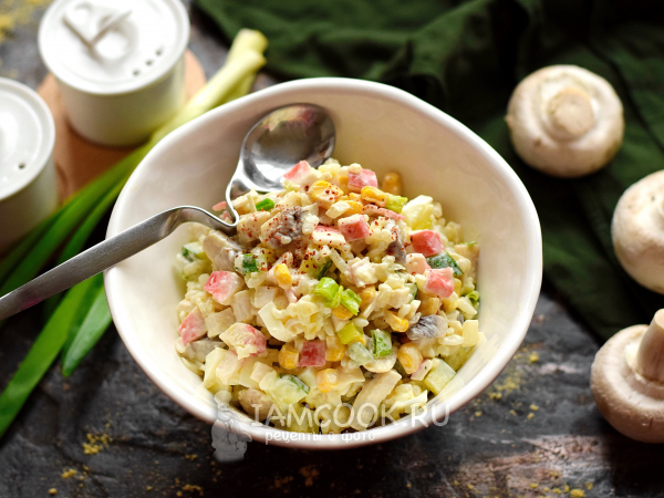 Салат с крабовыми палочками, грибами и кукурузой, рецепт с фото