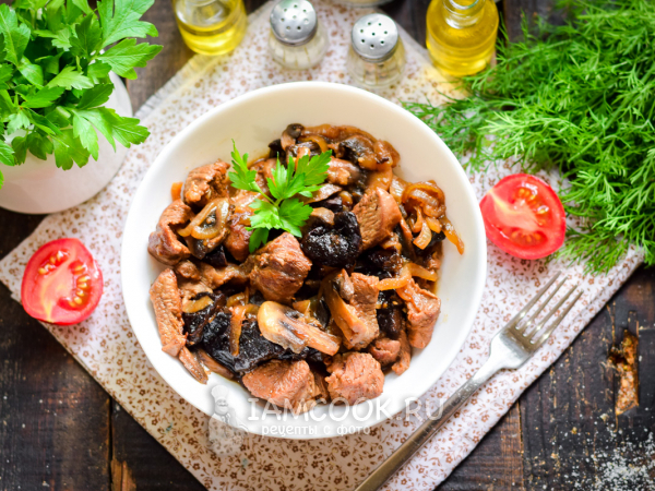 Тушеная говядина с черносливом и грибами, рецепт с фото