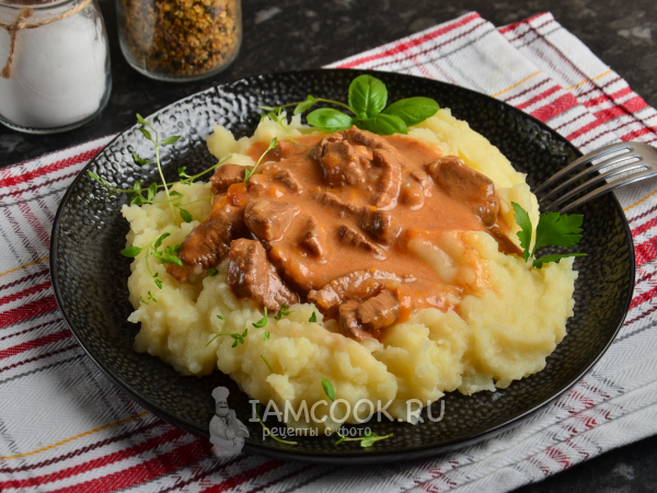 Картофельное пюре с гуляшом из говядины, рецепт с фото