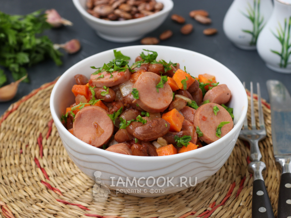 Фасоль с сосисками в томатном соусе, рецепт с фото