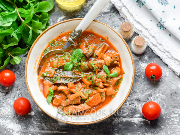 Гуляш из говядины с шампиньонами (с подливкой), рецепт с фото