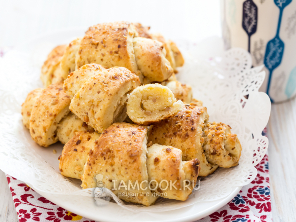 Творожные рогалики с грецкими орехами, рецепт с фото