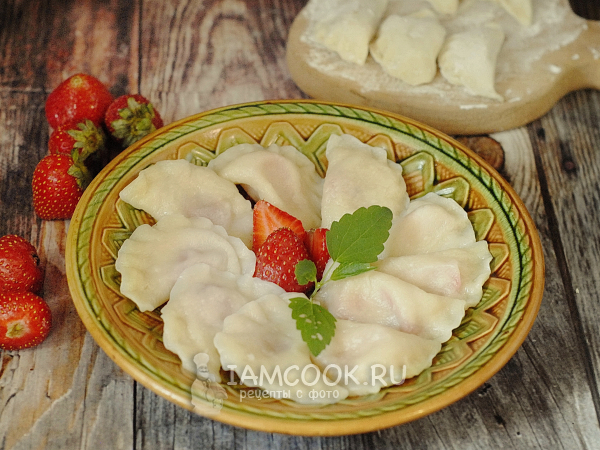 Вареники с клубникой (из теста на молоке), рецепт с фото