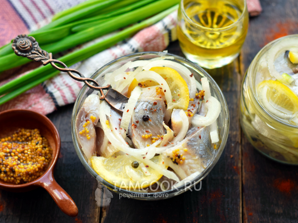 Сельдь, маринованная с луком и лимоном, рецепт с фото