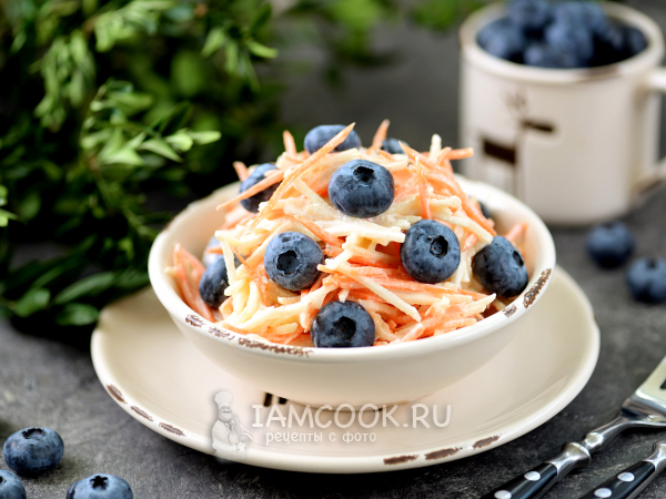 Витаминный салат из моркови с яблоком и голубикой, рецепт с фото