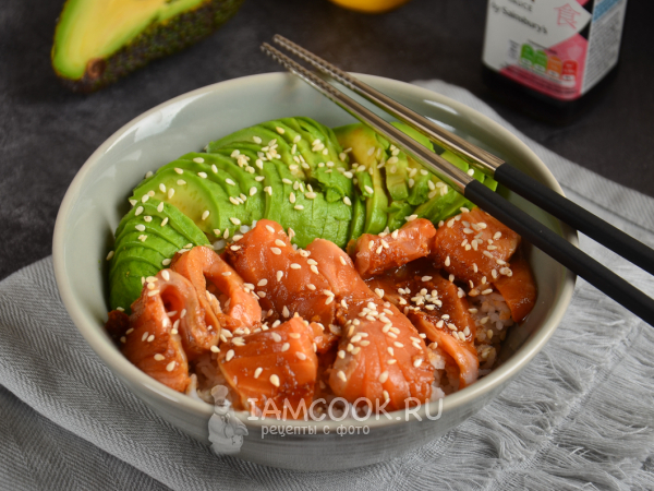 Поке с лососем и авокадо, рецепт с фото
