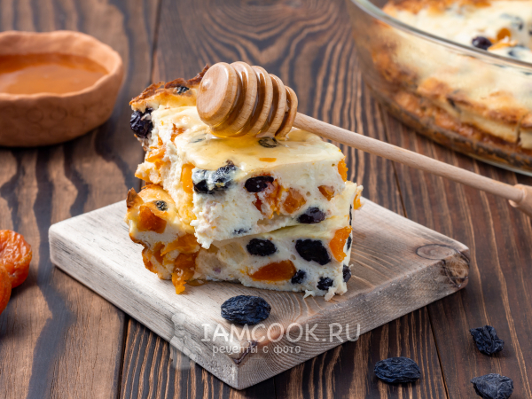 Творожная запеканка с изюмом и курагой, рецепт с фото