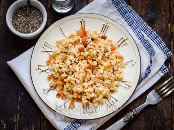 Овсяная каша на воде с изюмом, рецепт с фото