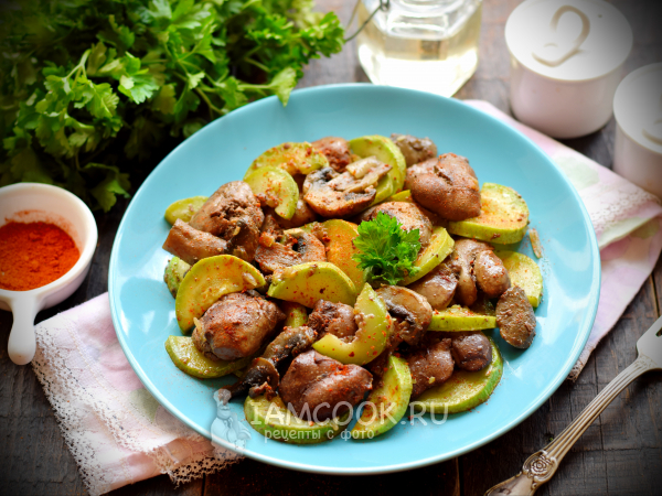 Куриная печень с грибами и кабачками в сковороде, рецепт с фото