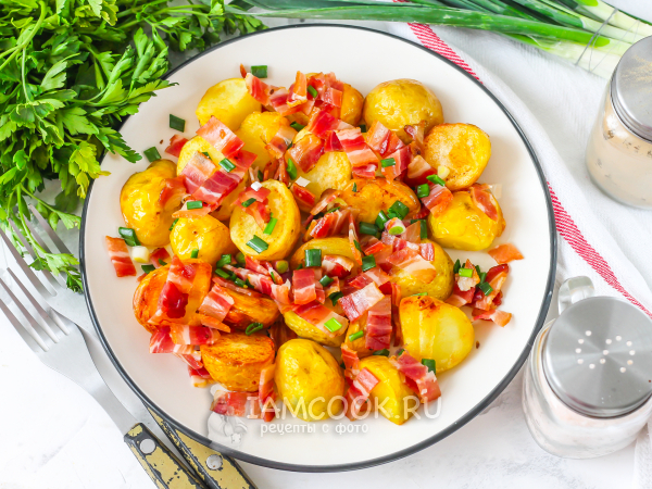 Жареный молодой картофель с беконом, рецепт с фото