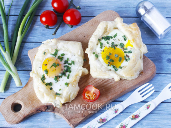 Яичница в слоеном тесте в духовке, рецепт с фото