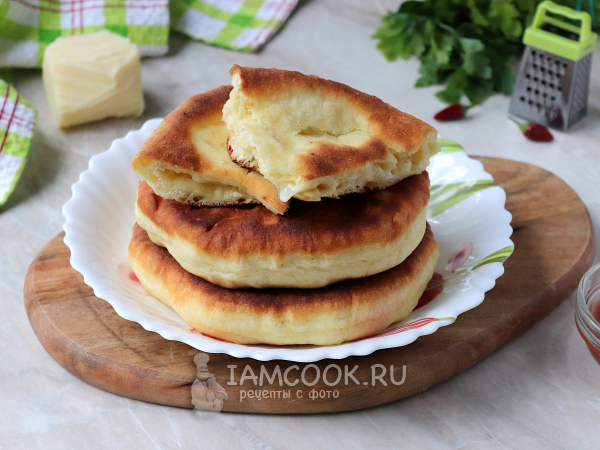 Лепешки с сулугуни на сковороде (на кефире), рецепт с фото