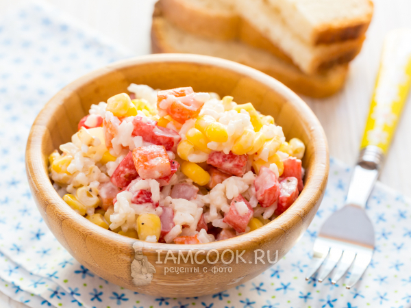 Салат с крабовыми палочками, рисом, кукурузой и жареным луком, рецепт с фото
