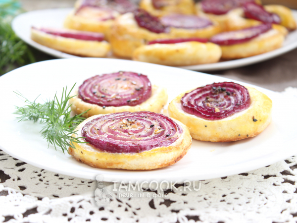Луковые кольца в слоеном тесте, рецепт с фото