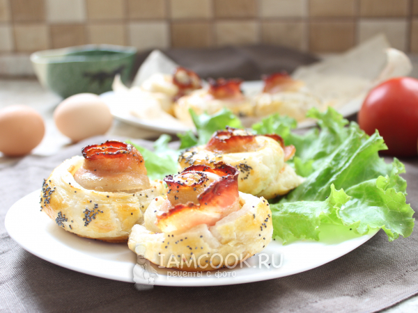 Розочки из слоеного теста с беконом, рецепт с фото
