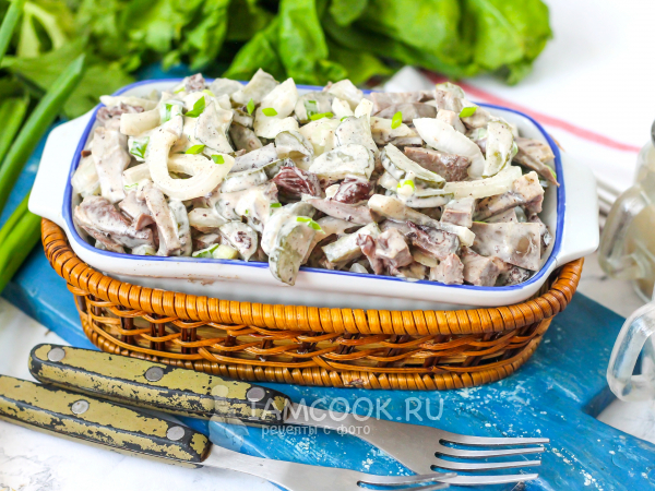 Салат из свиного сердца с маринованным луком, рецепт с фото
