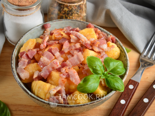 Тыквенные ньокки с беконом, рецепт с фото