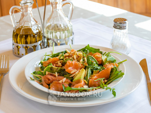 Салат с красной рыбой, рукколой и авокадо, рецепт с фото
