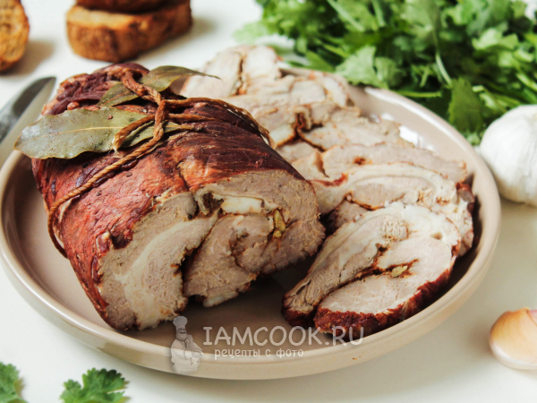 Рулет из свиной грудинки в луковой шелухе, рецепт с фото