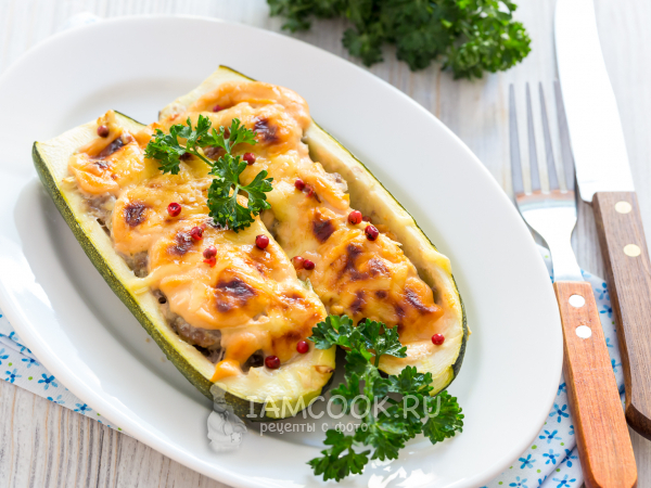 Кабачки с фаршем под сметанно-томатным соусом с сыром, рецепт с фото