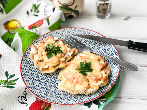 Вафли со слабосоленой форелью и сыром, рецепт с фото