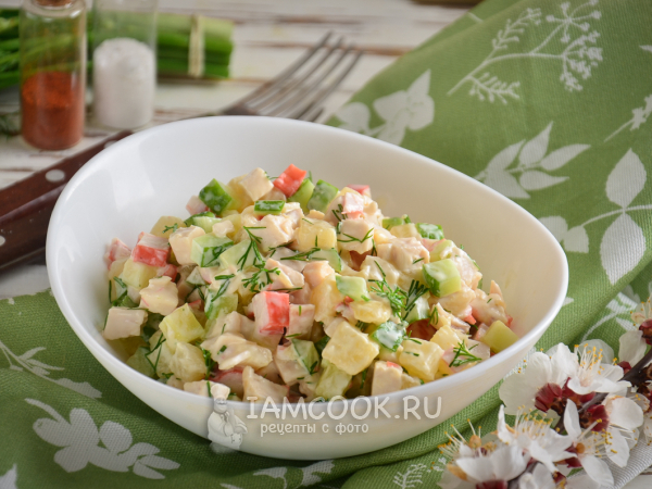 Салат с крабовыми палочками, курицей и ананасом, рецепт с фото