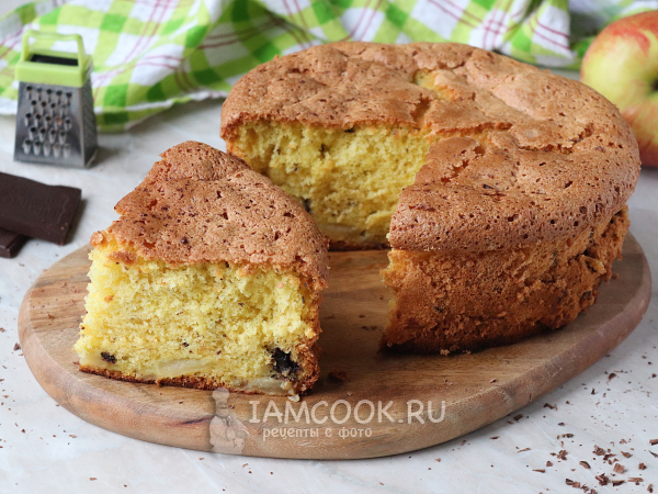 Шарлотка с яблоками и шоколадом, рецепт с фото