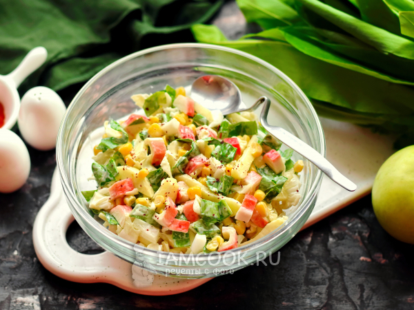 Салат с крабовыми палочками, пекинской капустой, яблоком и черемшой, рецепт с фото