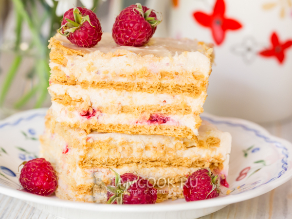 Торт из печенья, творога, сметаны и малины (без выпечки), рецепт с фото
