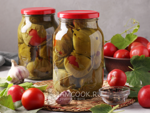 Помидоры в виноградных листьях на зиму, рецепт с фото