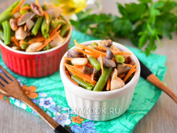 Салат с фасолью, маринованными грибами и корейской морковью, рецепт с фото