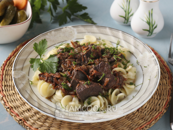 Свиная печень с луком и морковью в сметане, рецепт с фото