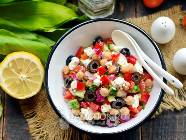 Греческий салат с нутом, рецепт с фото