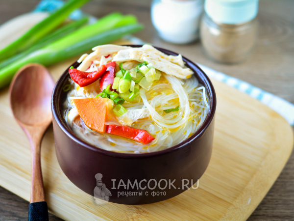 Суп с рисовой лапшой и курицей, рецепт с фото